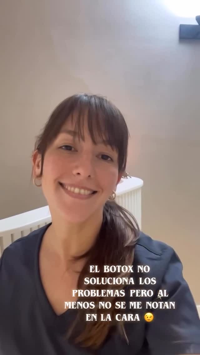 La Dra. Nadia Chmyzowski, con ambo azul, sonríe en su consultorio